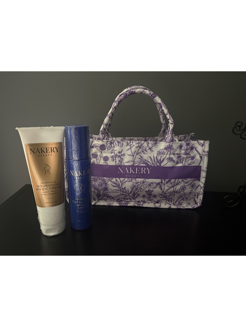 NWT Nakery Beauty SkinRecovery Magic Relief 3-Pc Gift Set Cream Spray & Tote